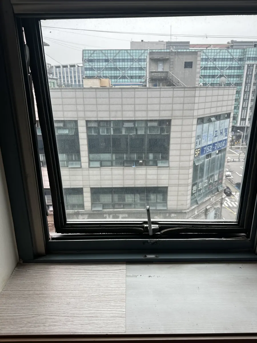 빌딩 창문 수리 이전 창틀 어긋남 상태