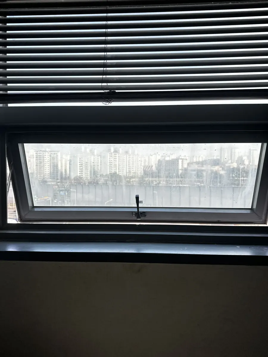 안닫히는 창문 수리 이전 휴게공간 창문 잠금부