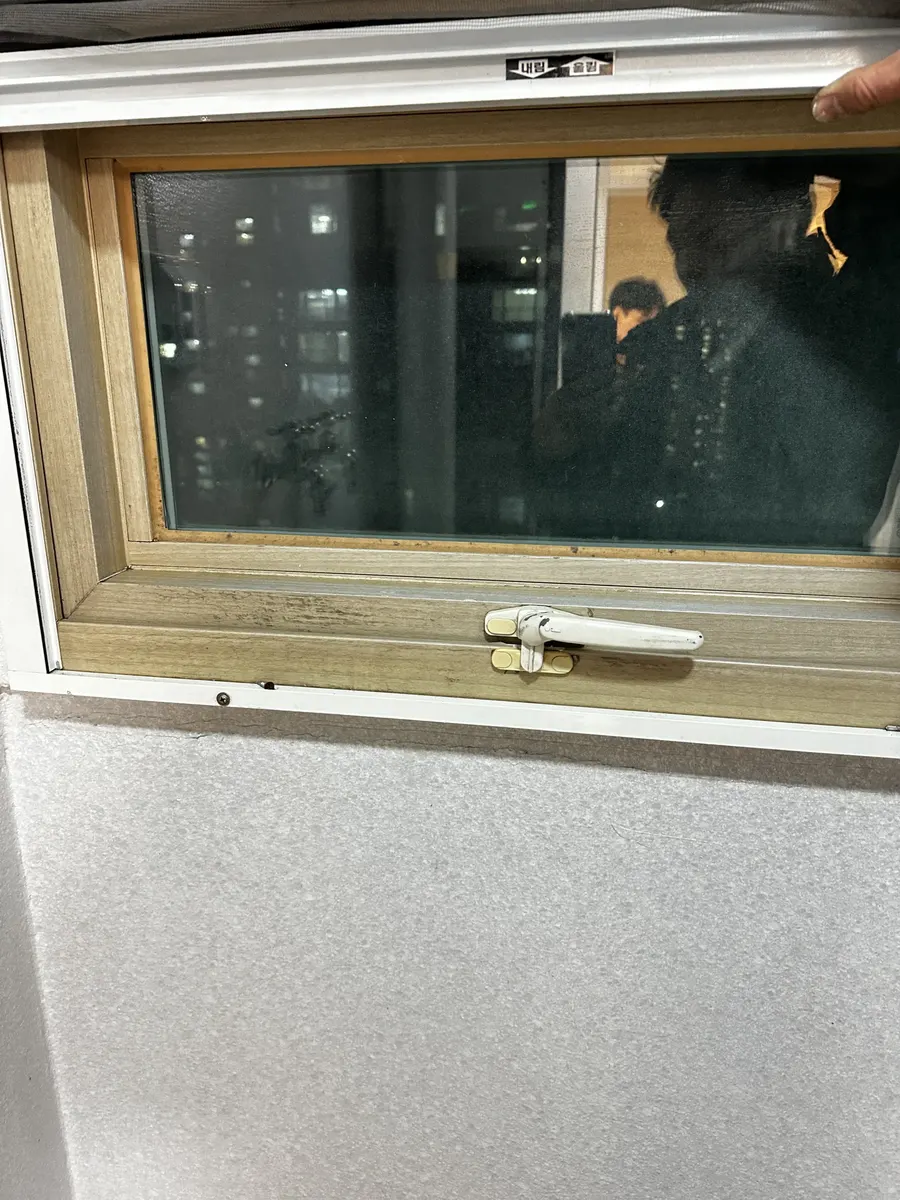 틀어진 창문 수리 완료 후 자료보관실 창틀 상태