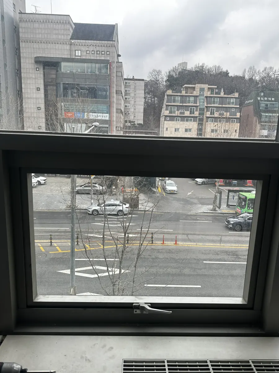 건물 창문 수리 완료 후 창짝 밀착 상태