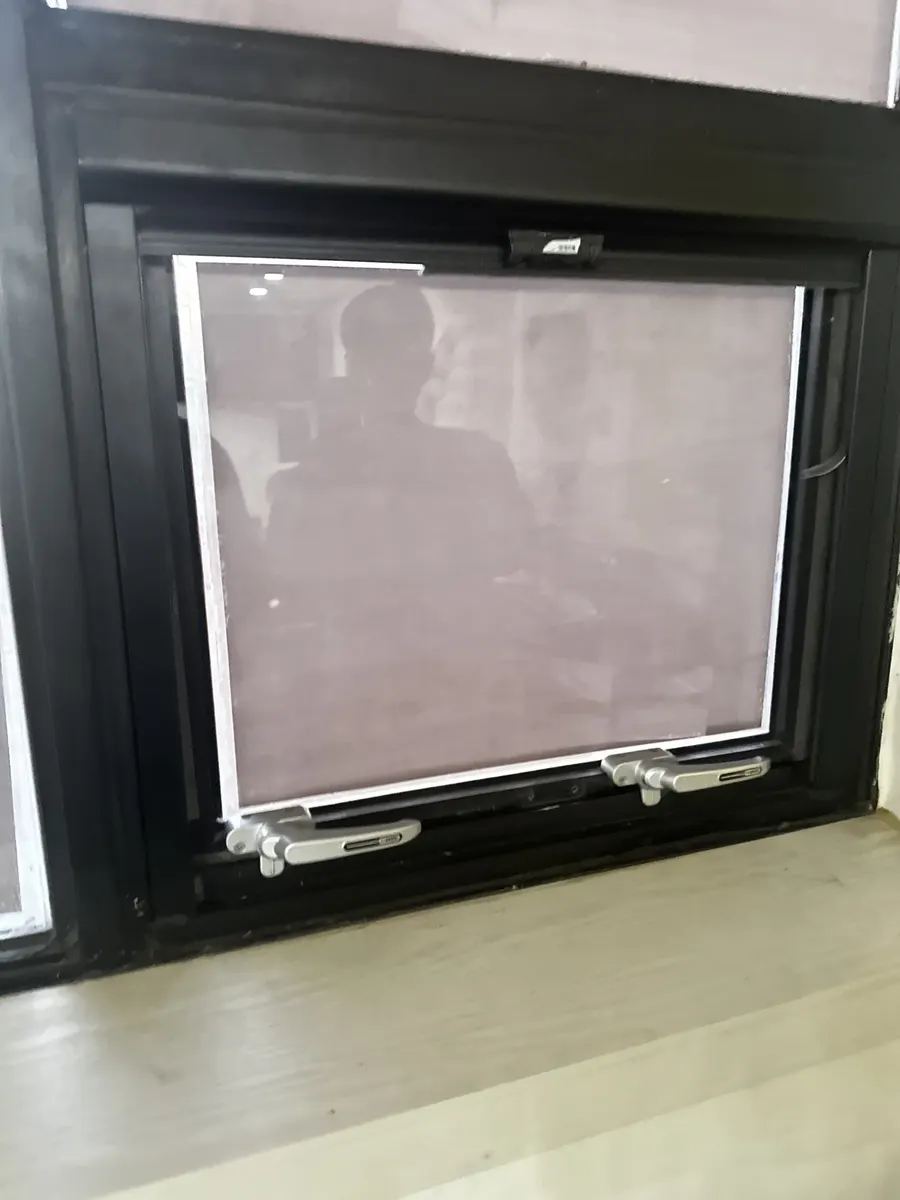 안닫히는 창문 수리 완료 후 창가 자리 잠금 상태