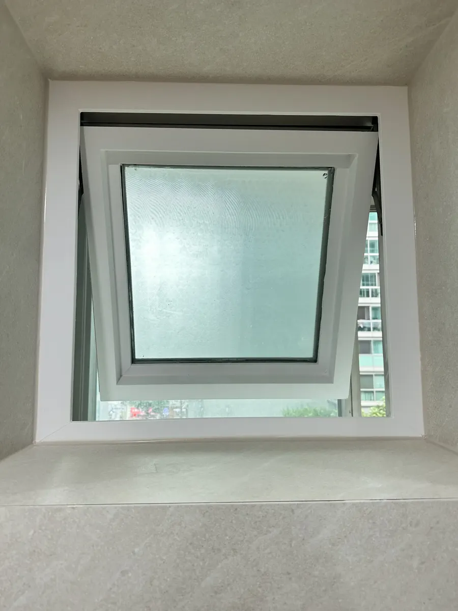 안닫히는 창문 수리 이전 복도 옆 창문 손잡이