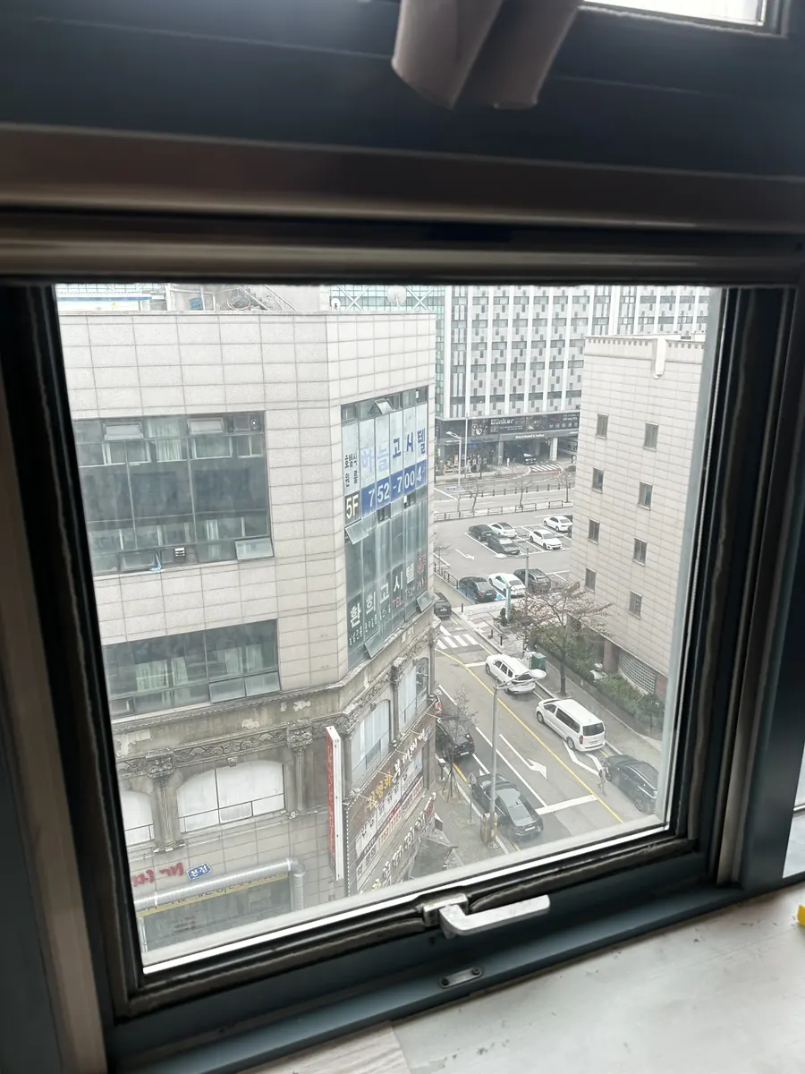 탕비실 틀어진 창문 수리 사례