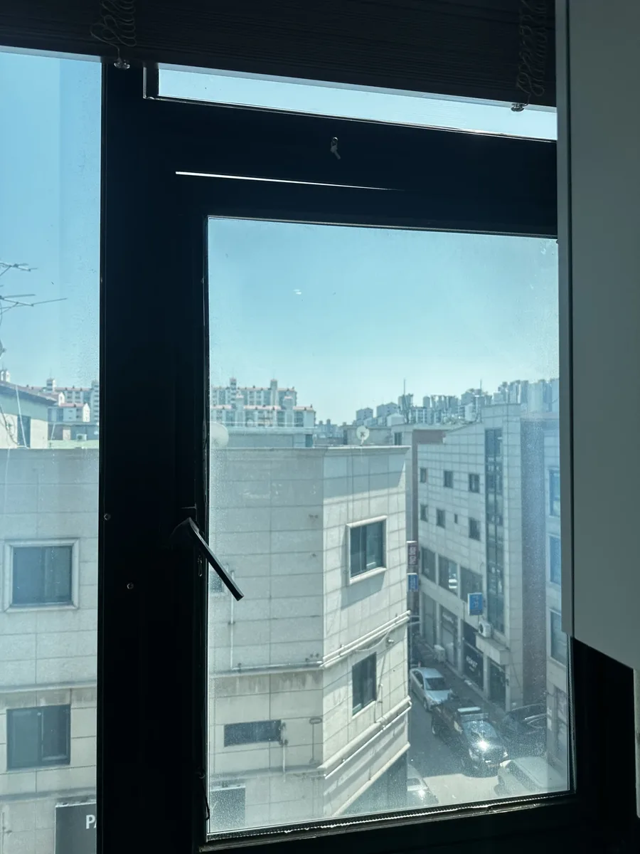 사무공간 창호 파손 수리 이전 심하게 틀어진 창짝