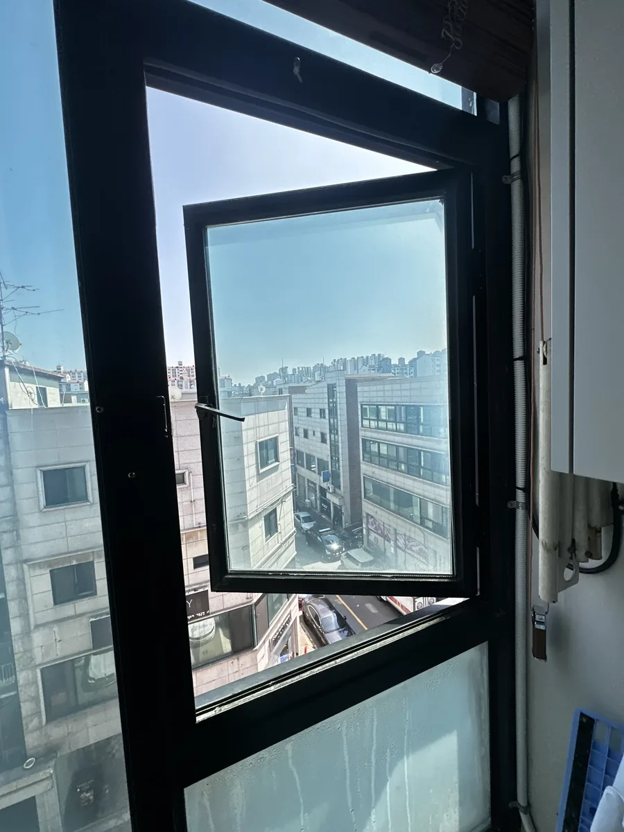 사무공간 창호 파손 수리 완료 후 정상 개폐 상태