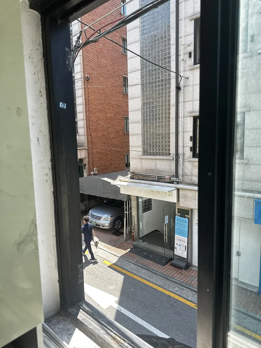 사무공간 창호 하자보수 완료 후 재장착된 창짝