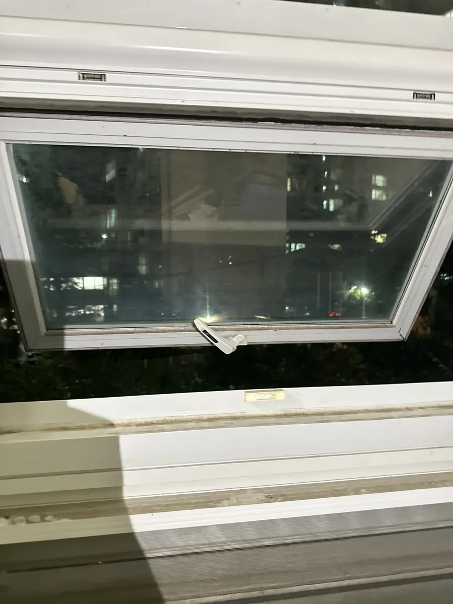 사무공간 창호수리 이전 안닫히는 창짝 틈