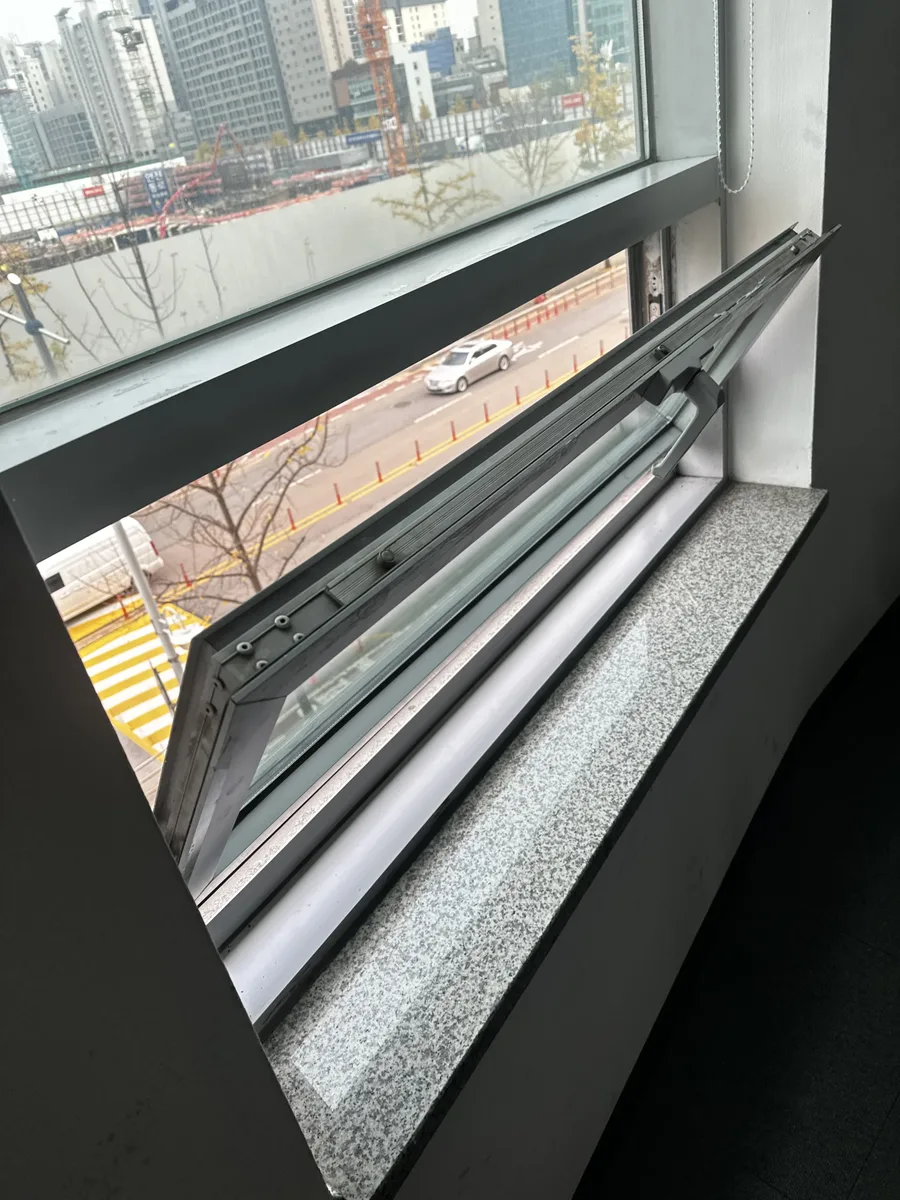 계단실 인근 창호 비틀림 수리 완료 후 접합부 정상 상태