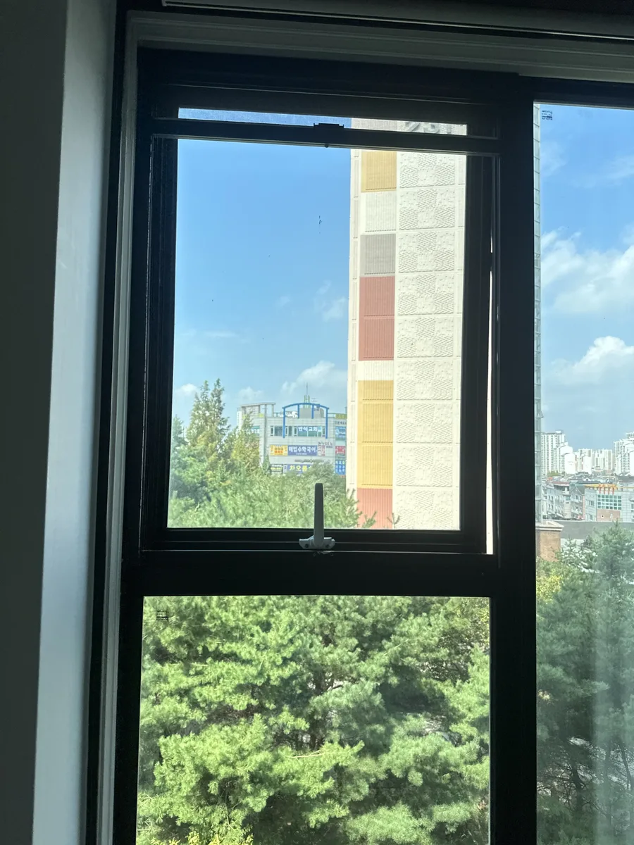 계단실 인근 창호 비틀림 수리 이전 한쪽으로 쏠린 창짝