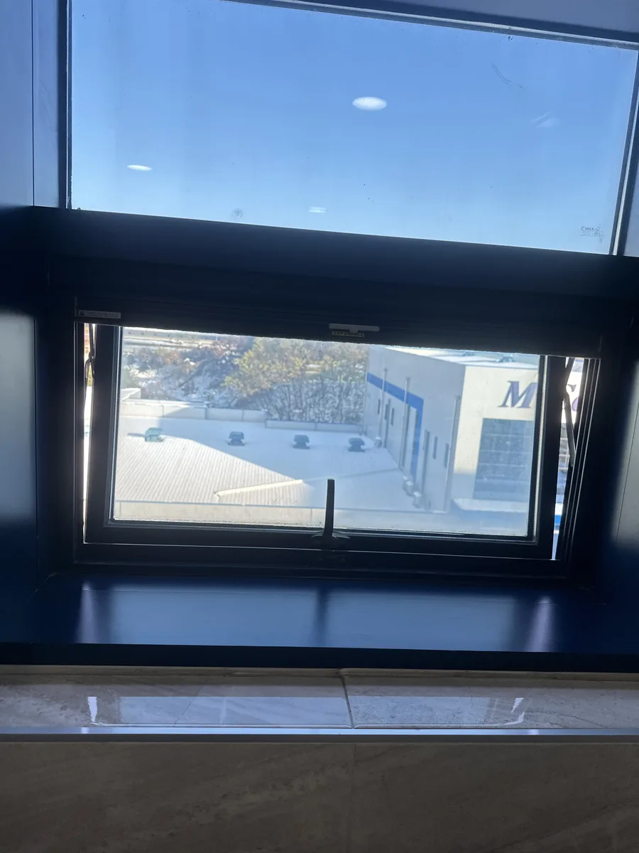 강남 오피스 창호수리 이전 헐거워진 창짝 상태
