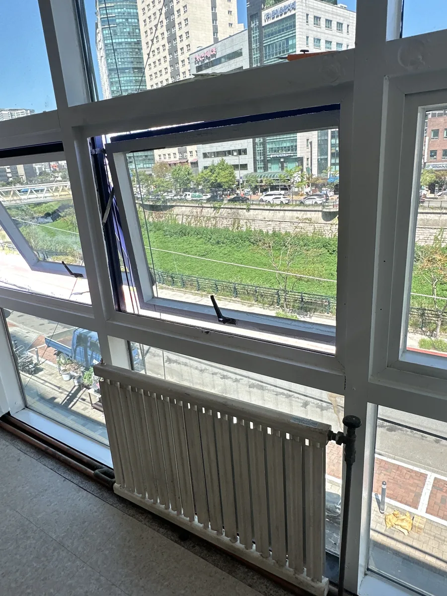 강남 오피스 창호수리 이전 완전히 안열리는 상태