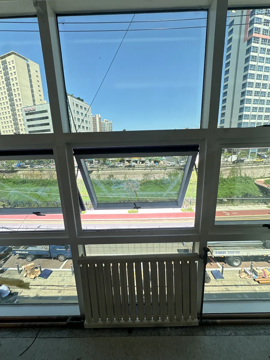 강남 오피스 창호수리 완료 후 완전 개방 상태