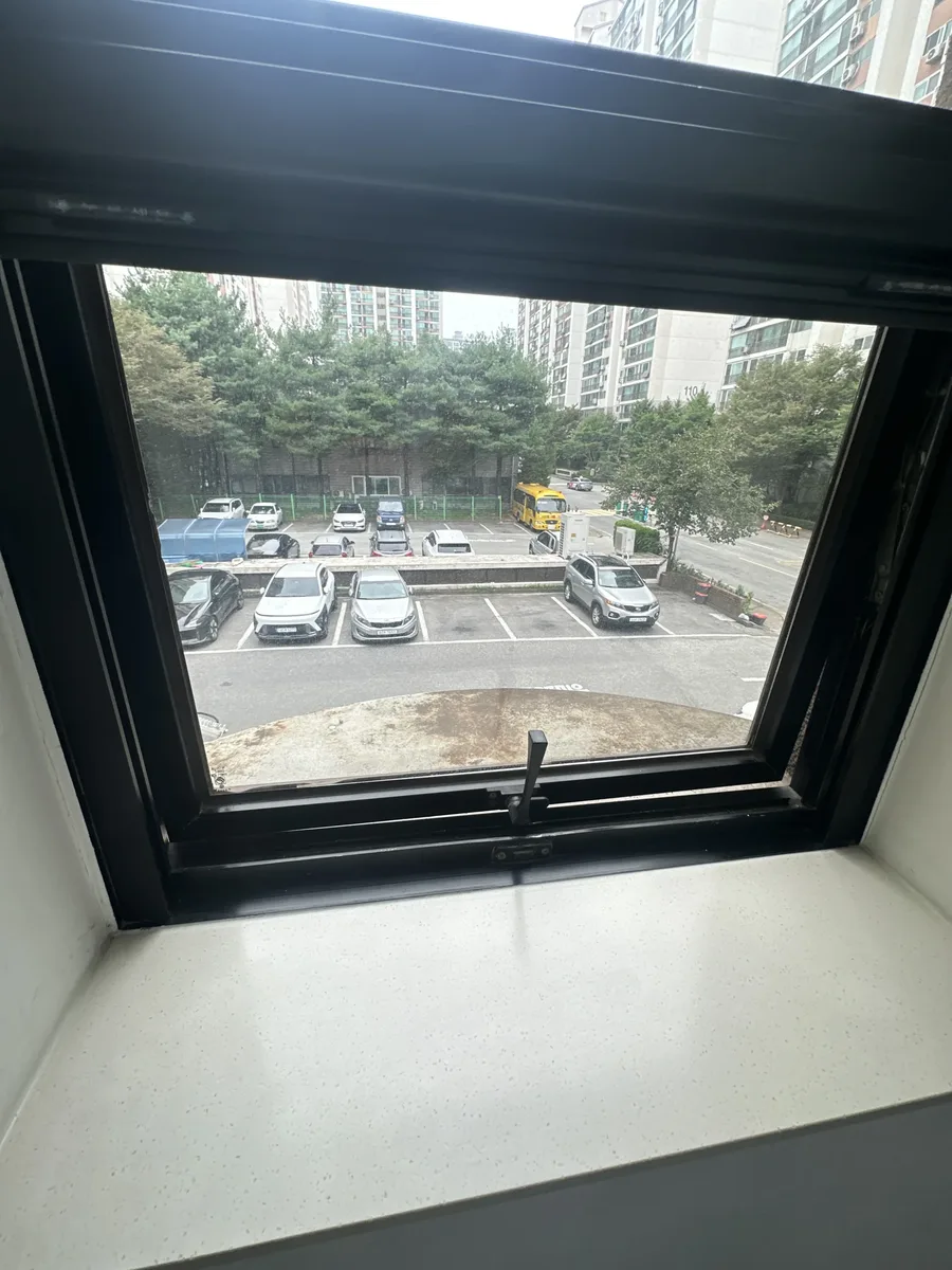 광교 오피스 샷시수리 이전 창틀 휘어진 상태
