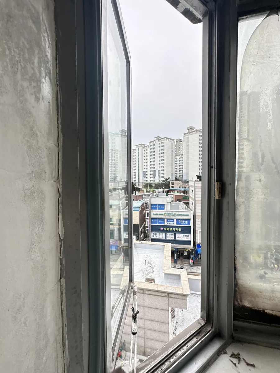 하남 사무실 창호수리 완료 후 정상 개방 상태