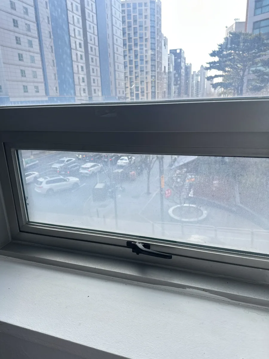 일산 사무실 창호수리 완료 후 정상 개방 상태