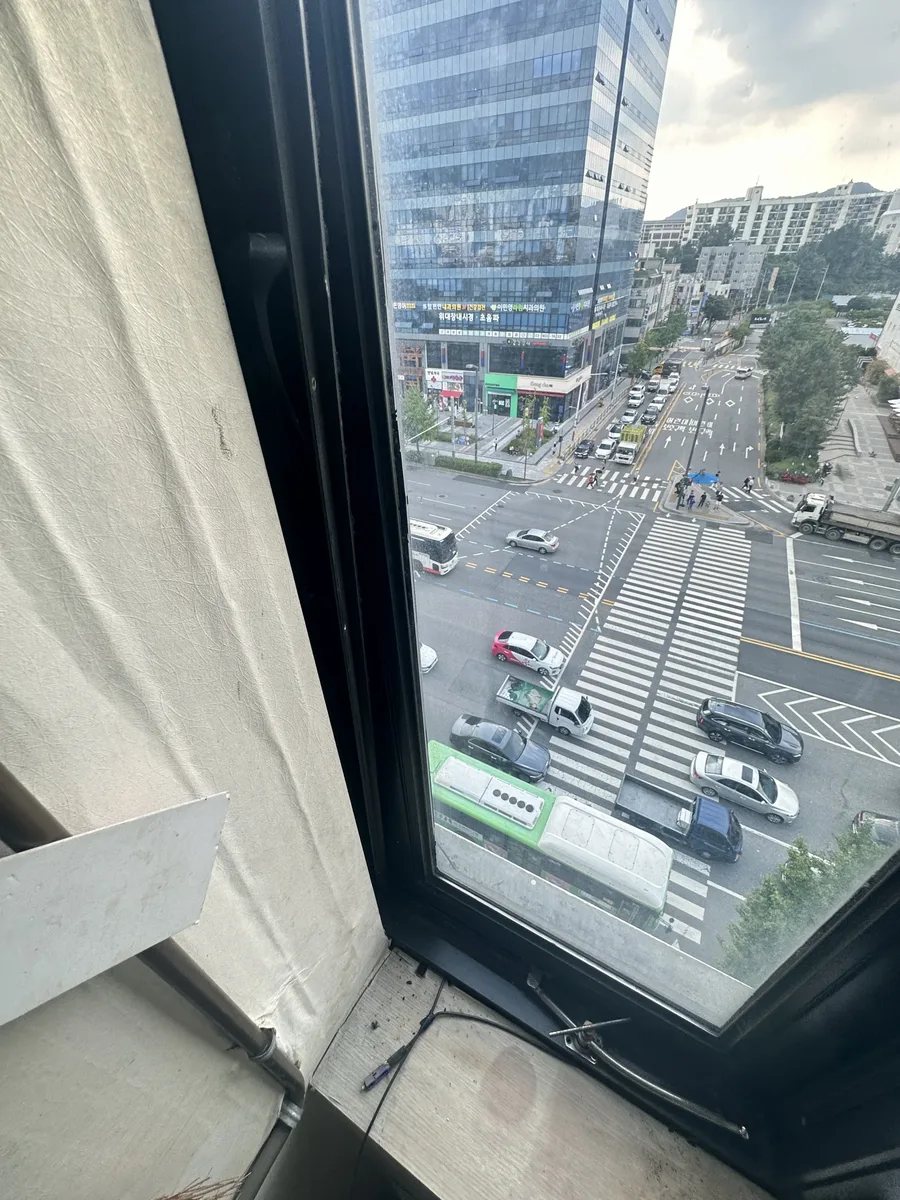 마곡 오피스 캐시먼트창문 수리 이전 틀어지며 걸리는 상태