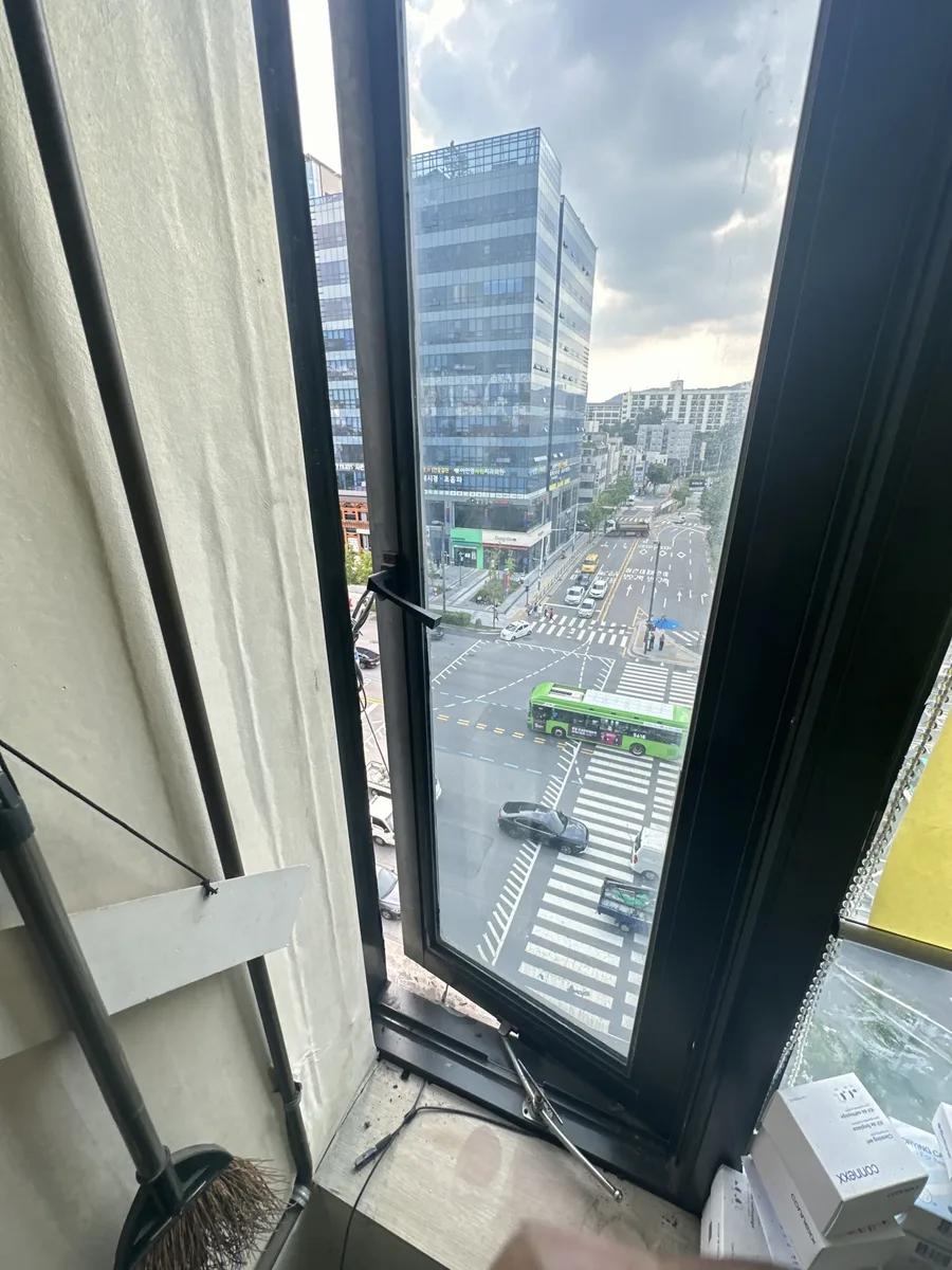 마곡 오피스 캐시먼트창문 수리 완료 후 부드러운 개폐 상태