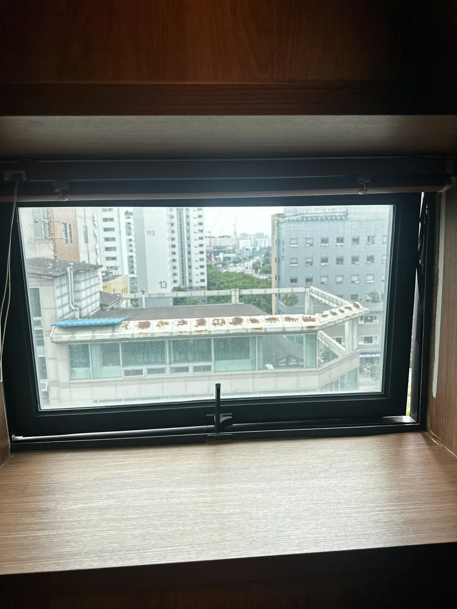 사무실 샷시 파손 수리 이전 완전히 안닫히는 상태