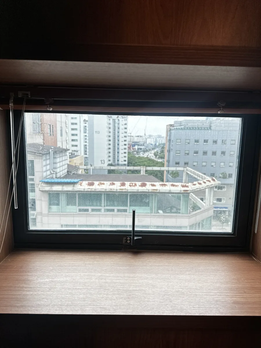 사무실 샷시 파손 수리 완료 후 완전 잠금 상태