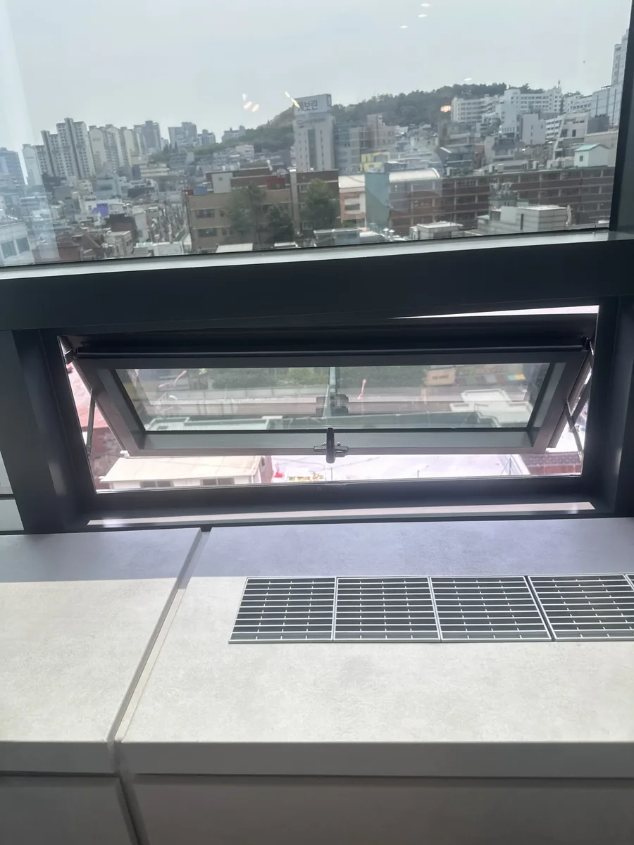 송도 오피스 창호수리 이전 눈에 보이는 틈이 남은 상태
