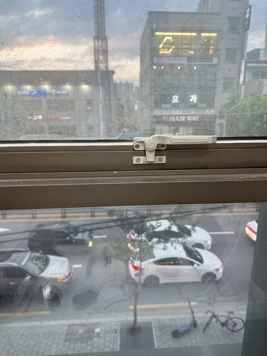 사무공간 창문 손잡이 수리 완료 후 정상 작동 상태
