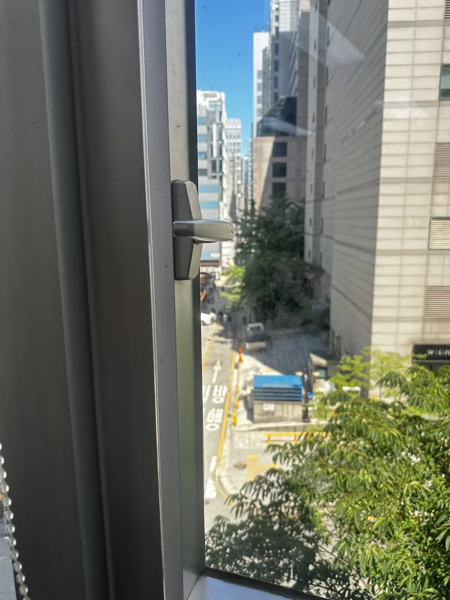 사무실 창문 손잡이 교체 이전 부러진 손잡이 상태