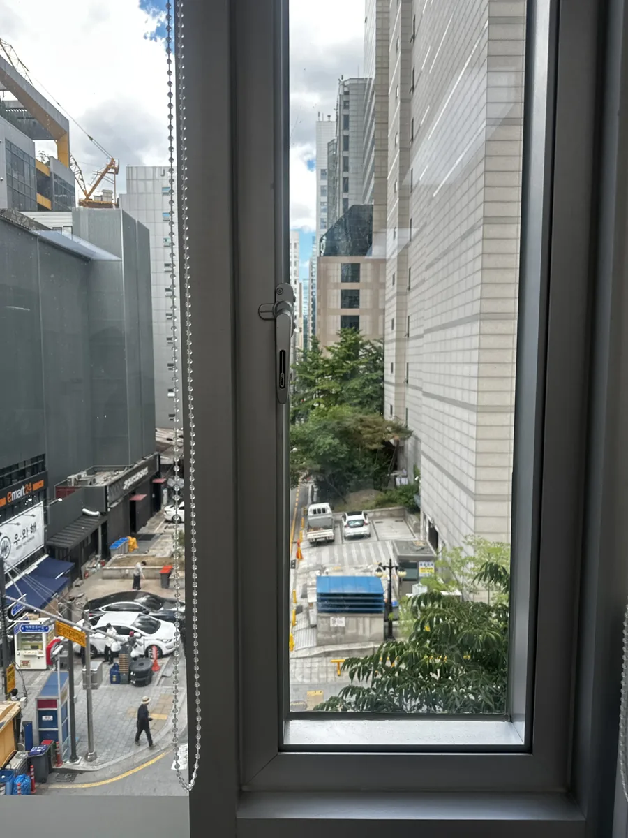 사무실 창문 손잡이 교체 완료 후 정상 작동 상태