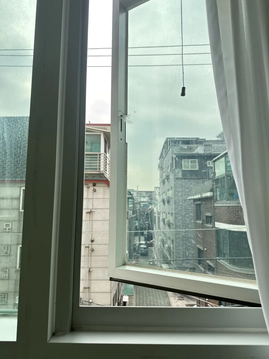사무공간 창문 걸쇠 수리 이전 이탈된 걸쇠 상태