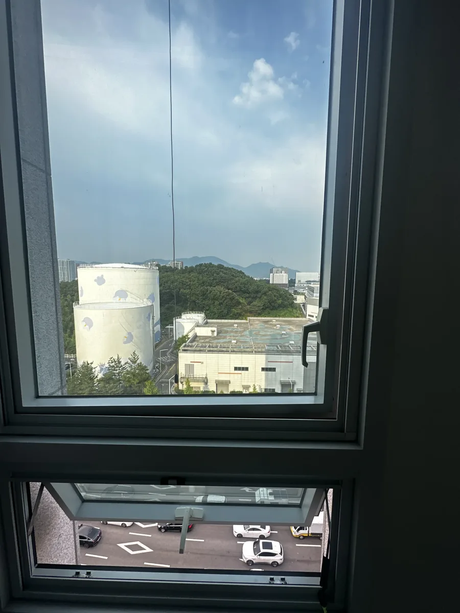 사무공간 창문 걸쇠 수리 완료 후 완전 체결 상태