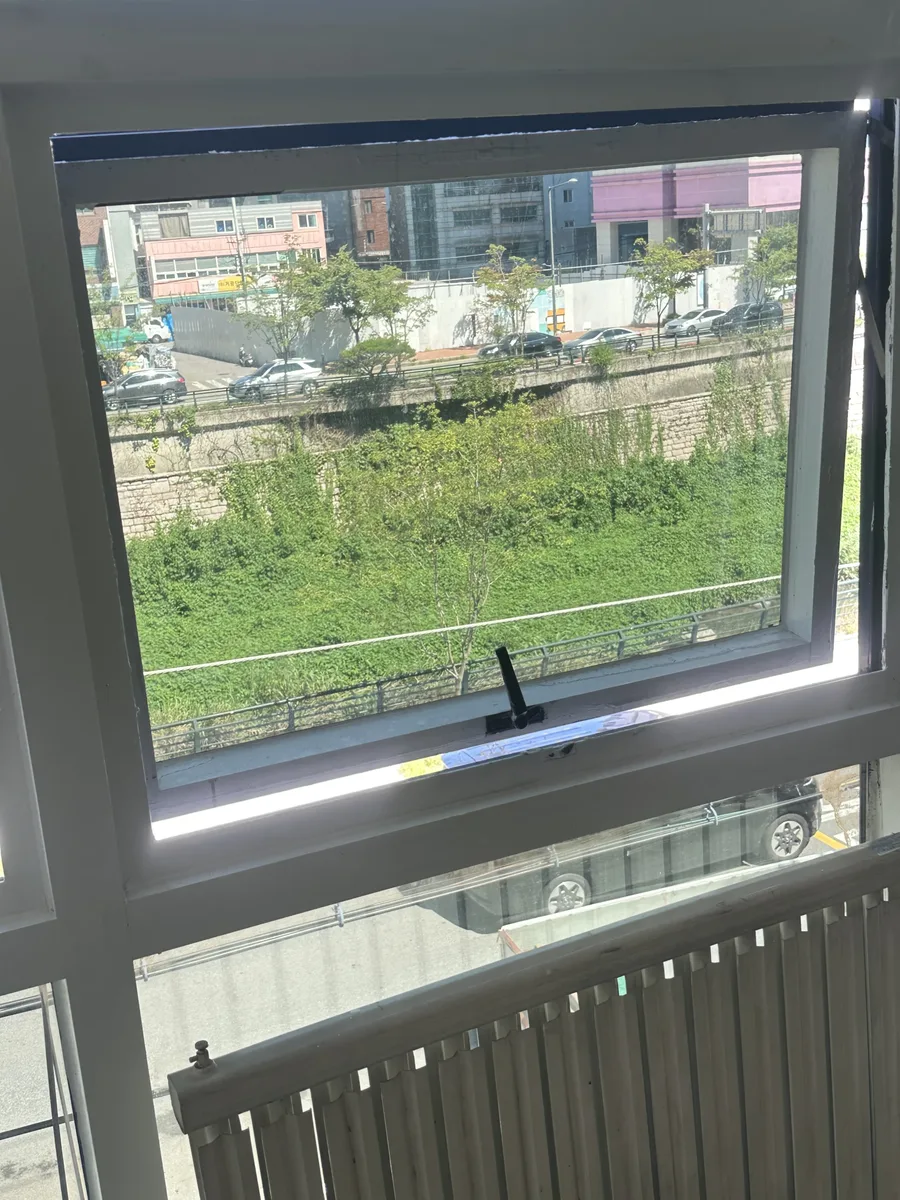 여의도 오피스 창호수리 이전 완전히 안열리는 상태